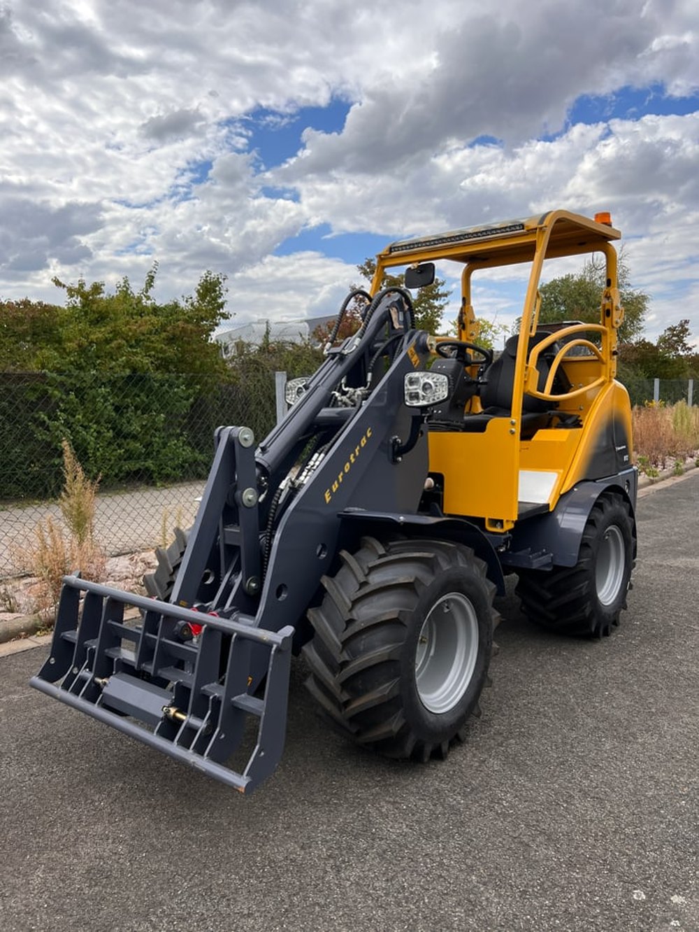 Eurotrac W12 S Schutzdach